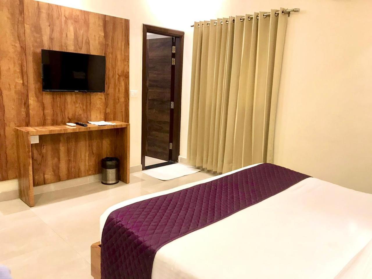 Hampton Hotel - 200 Mt From Golden Temple Амритсар Екстериор снимка